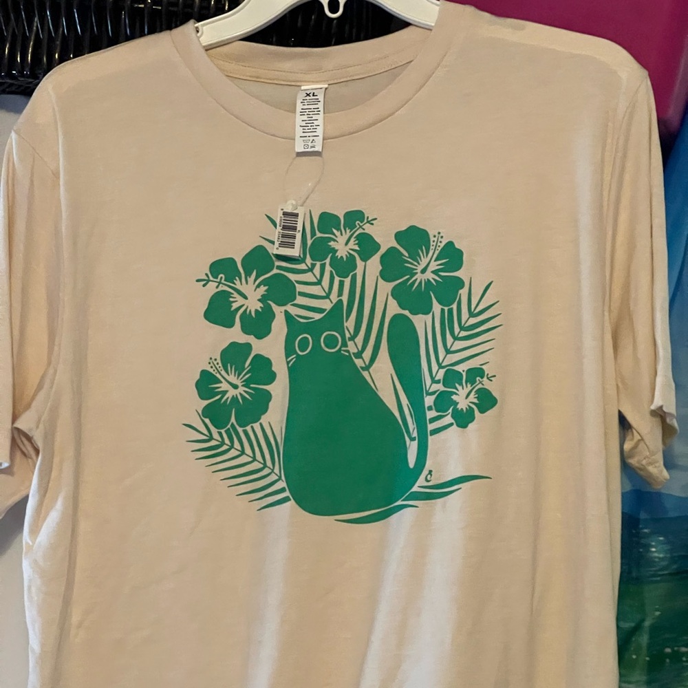 Cream shirt with tropical cat patterned tshirt.Super cute. XL